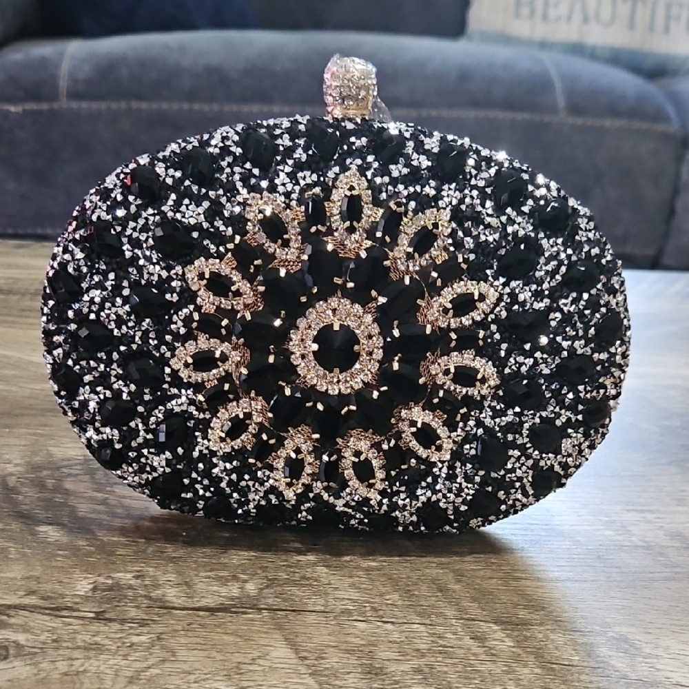 Elegant Black and Gold Crossbody Bag with Ornate Frame - Picture 4 of 11